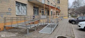 Противотуберкулезный диспансер, Харьков, ул. Ньютона 145. Лестницы, перила и ограждения металлические. Нержавеющее ограждение пандуса. 2