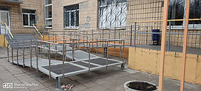 Противотуберкулезный диспансер, Харьков, ул. Ньютона 145. Лестницы, перила и ограждения металлические. Нержавеющее ограждение пандуса. 4