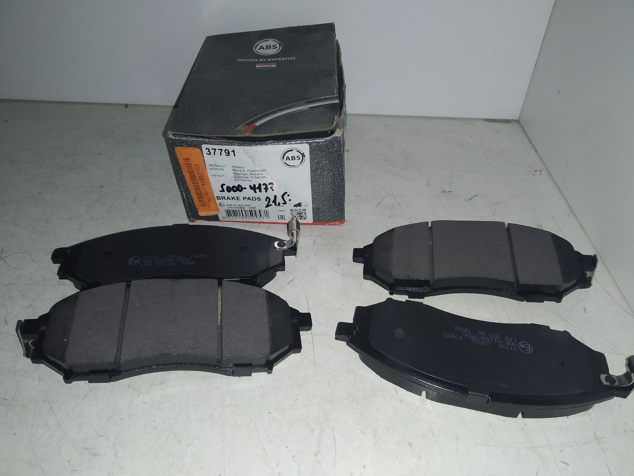 ABS Колодки гальмівні передні INFINITI EX37 3.7 4X4 08-, 3.5 4X4 06-,FX45 4X4 06-,G37 08-