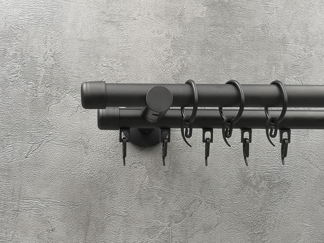 Карниз Quadrum Заглушка 300 см подвійний чорний матовий універсальний 19/19 мм гладка/імпресійна (кільця з гачками), фото 1