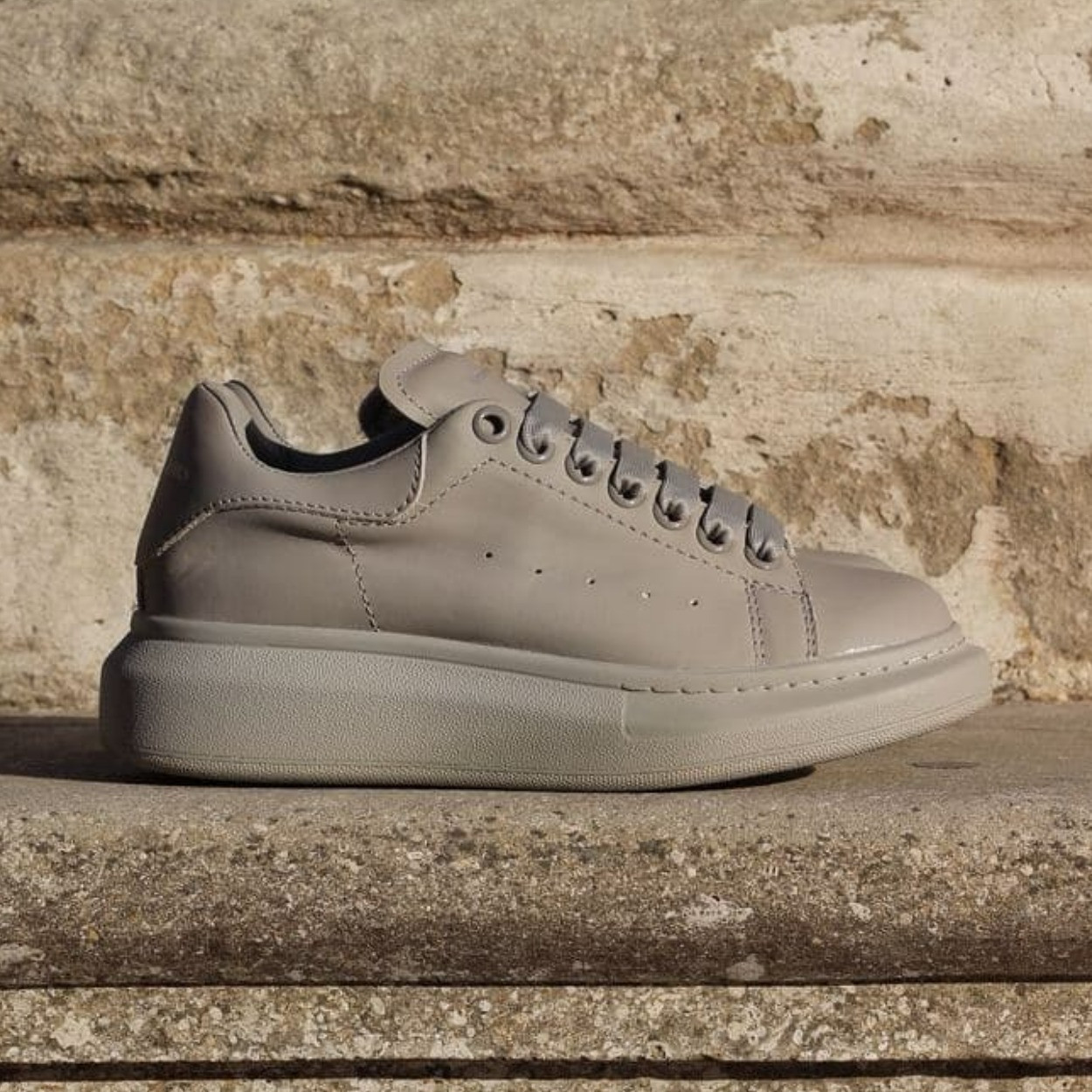 Кросівки жіночі Alexander McQueen Light Grey Matte шкіряні маквін сірі матові повсякденні демісезонні, фото 1