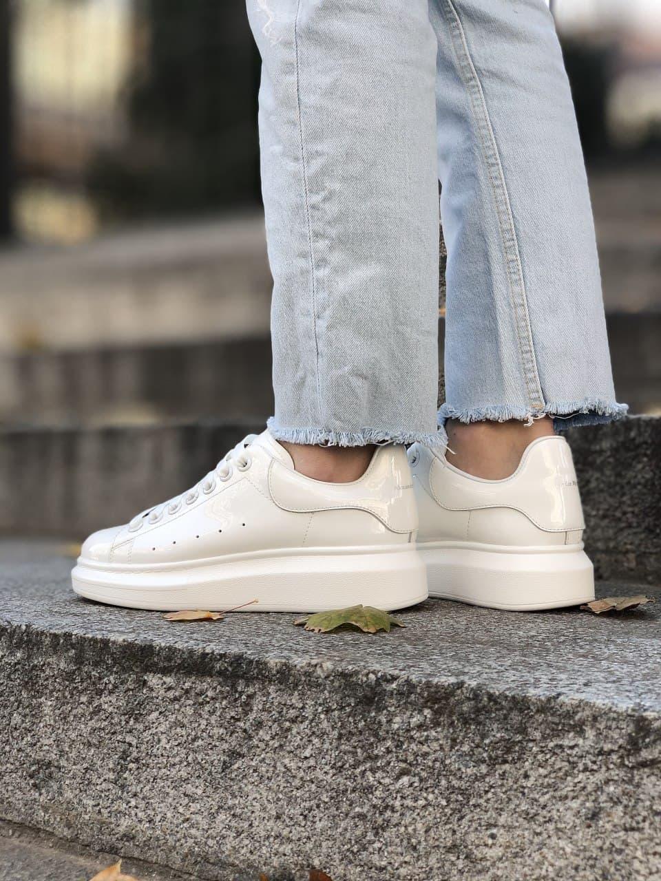 Кросівки жіночі Alexander McQueen White Pearl білі лакові кеди маквин шкіряні повсякденні демісезонні