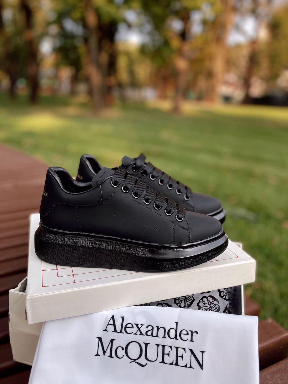Кросівки жіночі Alexander McQueen Triple Black маквин чорні матові шкіряні кеди повсякденні демісезонні