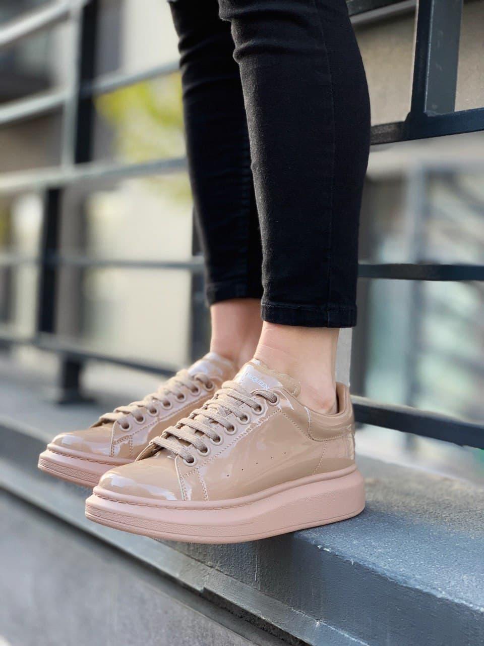 Кросівки жіночі Alexander McQueen Patent Beige шкіряні маквин бежеві лакові повсякденні демісезонні