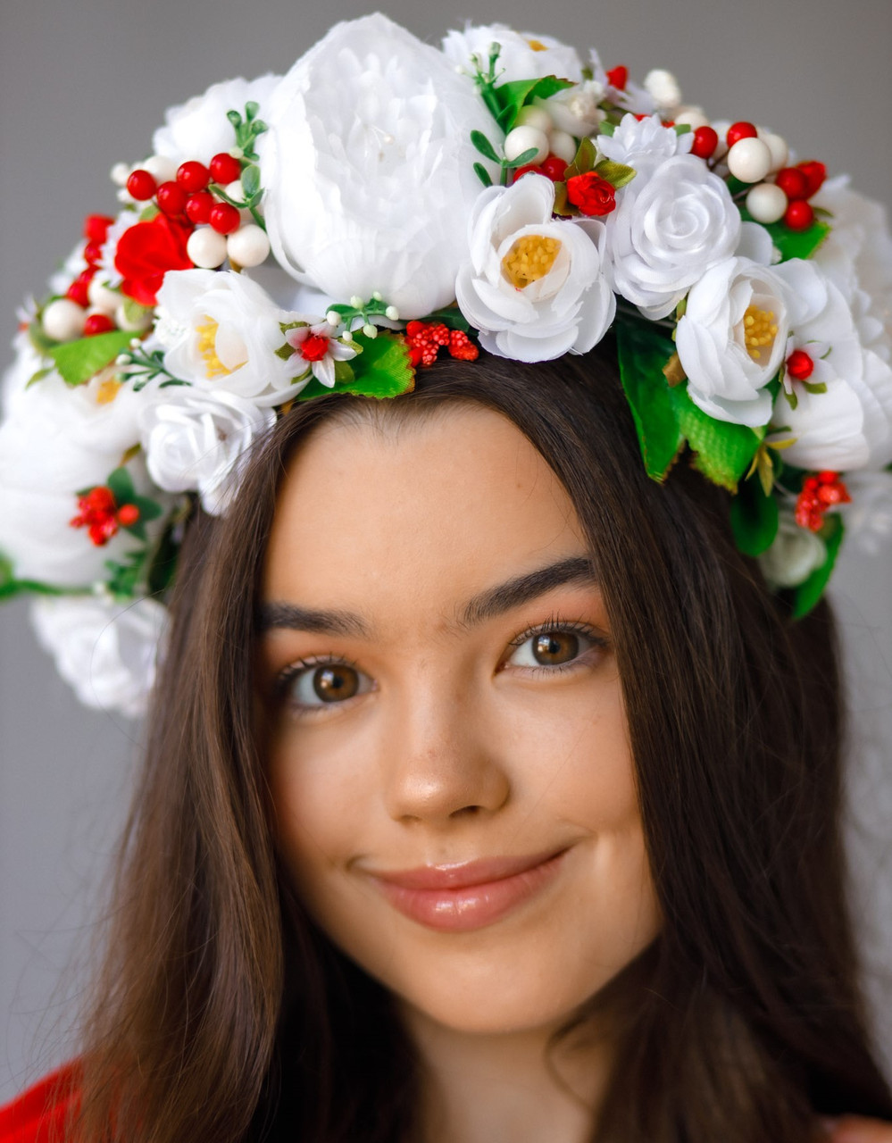 Вінок з квітів для виступів Ексклюзив (білий з червоним), фото 1