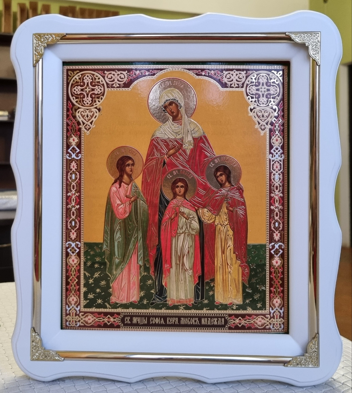ІІкона Віра, Надія, Любов і Софія в білому фігурному дерев'яному кіоті під склом з декоративним куточками, кіот 30×26, лік 20×24.