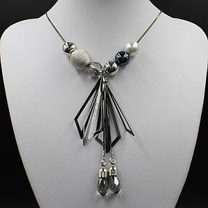 Підвіска на шию сріблястого кольору з різними намистинами зі сріблястими елементами та висувками довжина 70 см