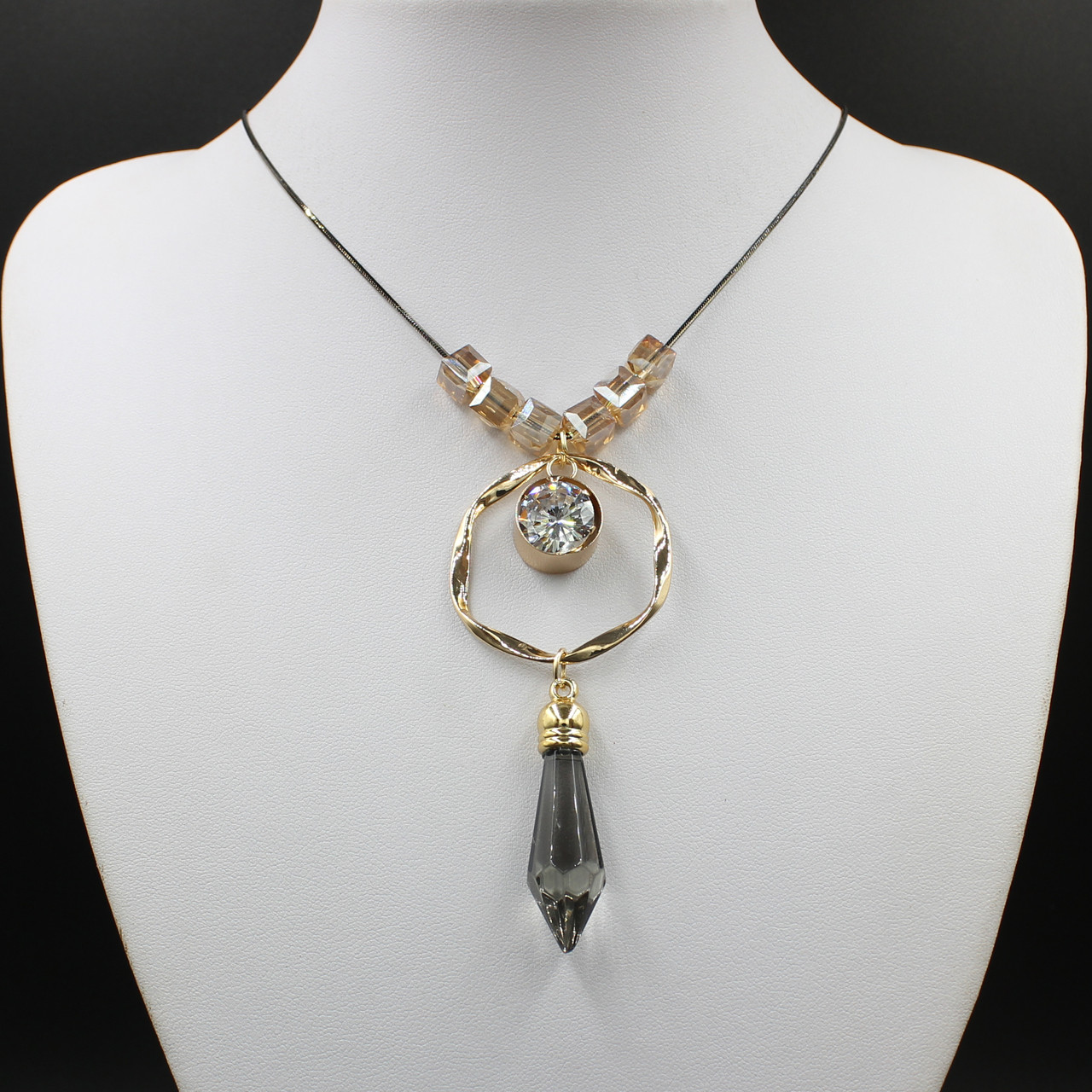 Кольє на металевій золотистій чорній ланцюжку з жовтими намистинами з підвіскою кристал довжина 70 см