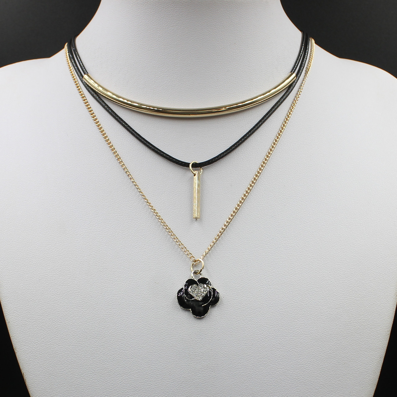 Чокер тришаровий чорний шнурок з екошкіри та з трубочкою золотистим металевим ланцюжком троянда з камінчиками
