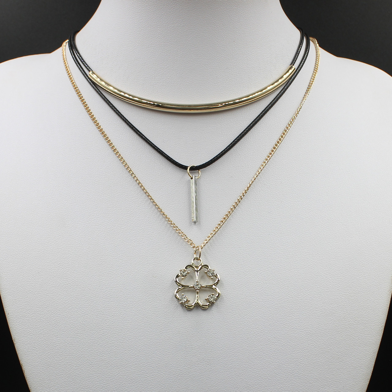 Чокер тришаровий чорний шнурок з екошкіри та з трубочкою золотистим металевим ланцюжком конюшини зі стразами