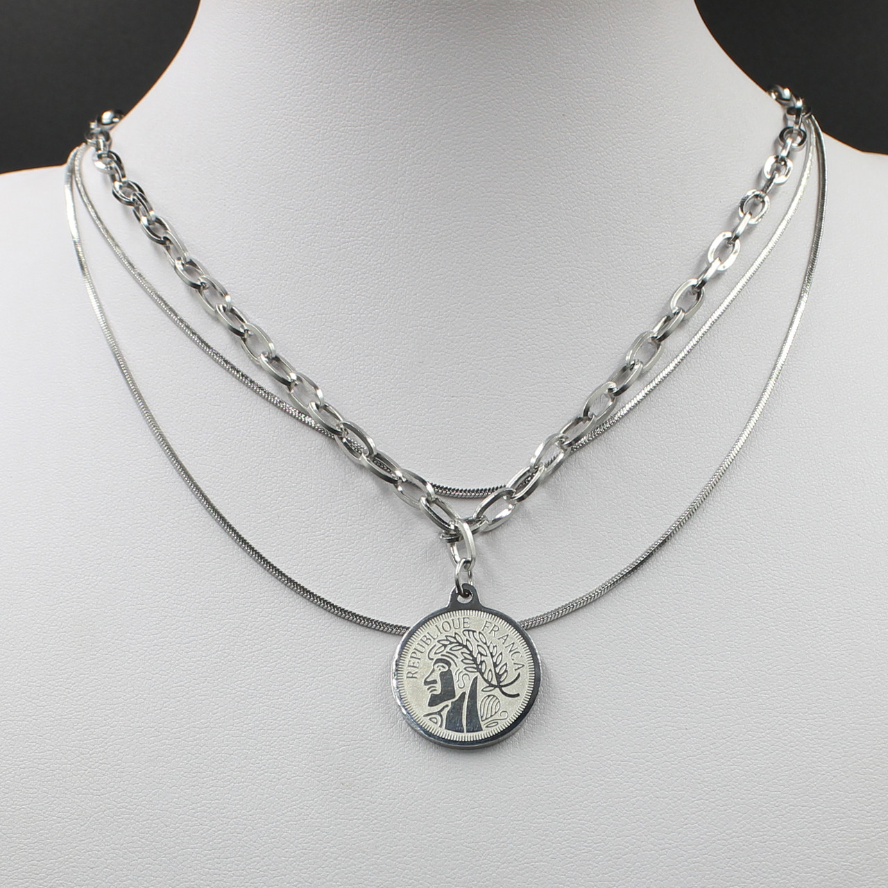 Ланцюг сріблястого кольору Stainless Steel тришаровий з круглим кулоном і написом застібка карабін довжина 50 см