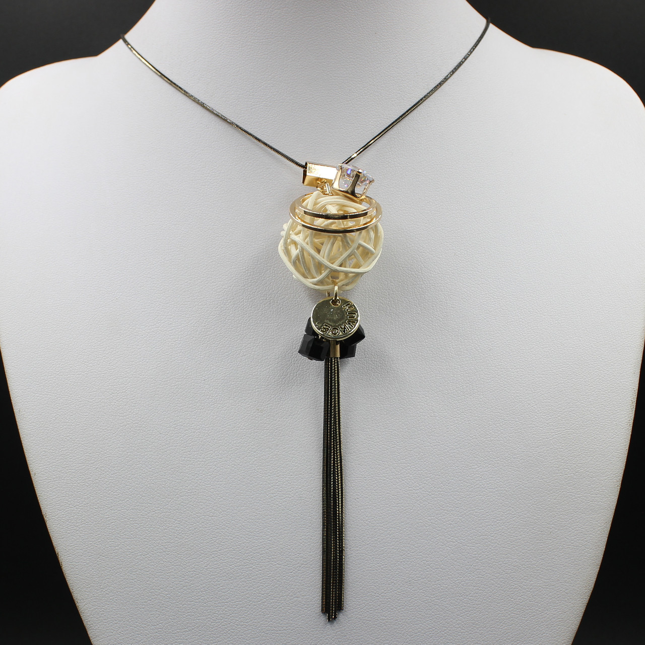 Кольє на металевій золотистій чорній ланцюжку з бежевим клубочком із чорними намистинами та підвіскою довжина 70 см