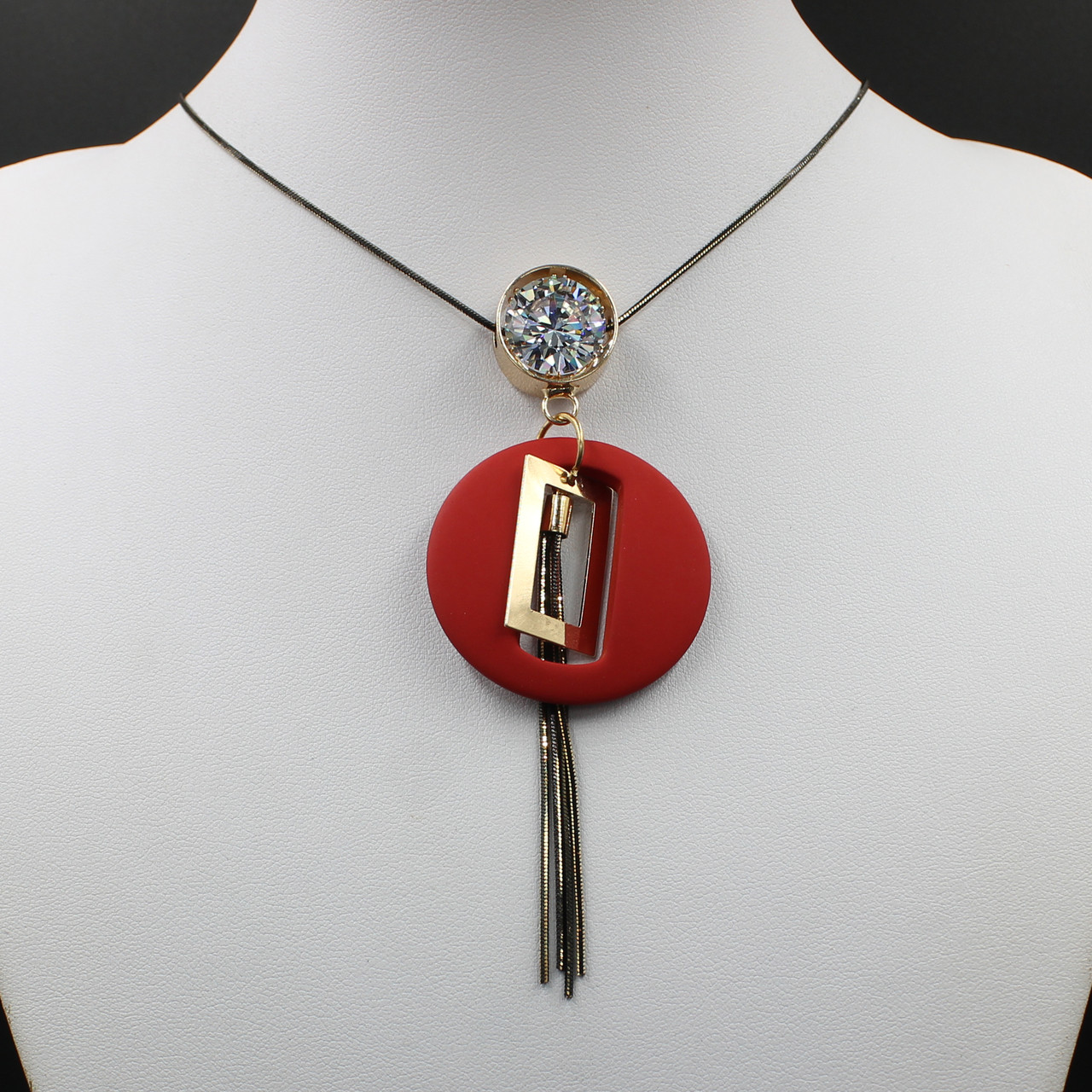 Кольє на металевій золотистій чорній ланцюжку з червоним дерев'яним елементом і камінчиком довжина 70 см