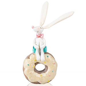 Статуетка Кролик з пончиком 20 см 16013-039 пасхальна фігурка зайчик