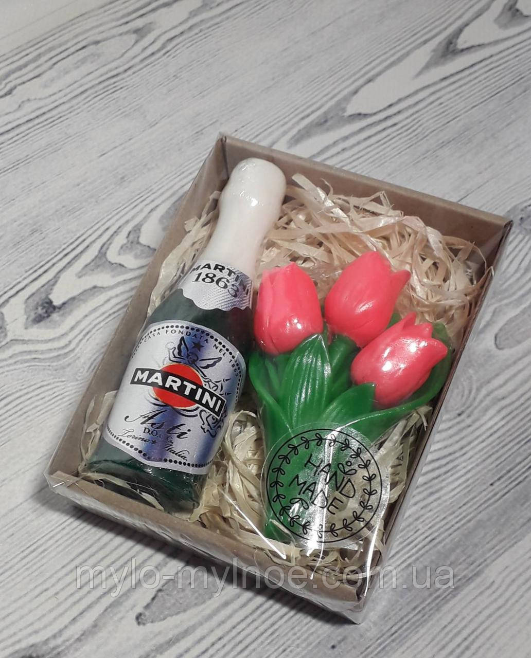 Подарунковий набір сувенірного мила Мартіні та букет тюльпанів