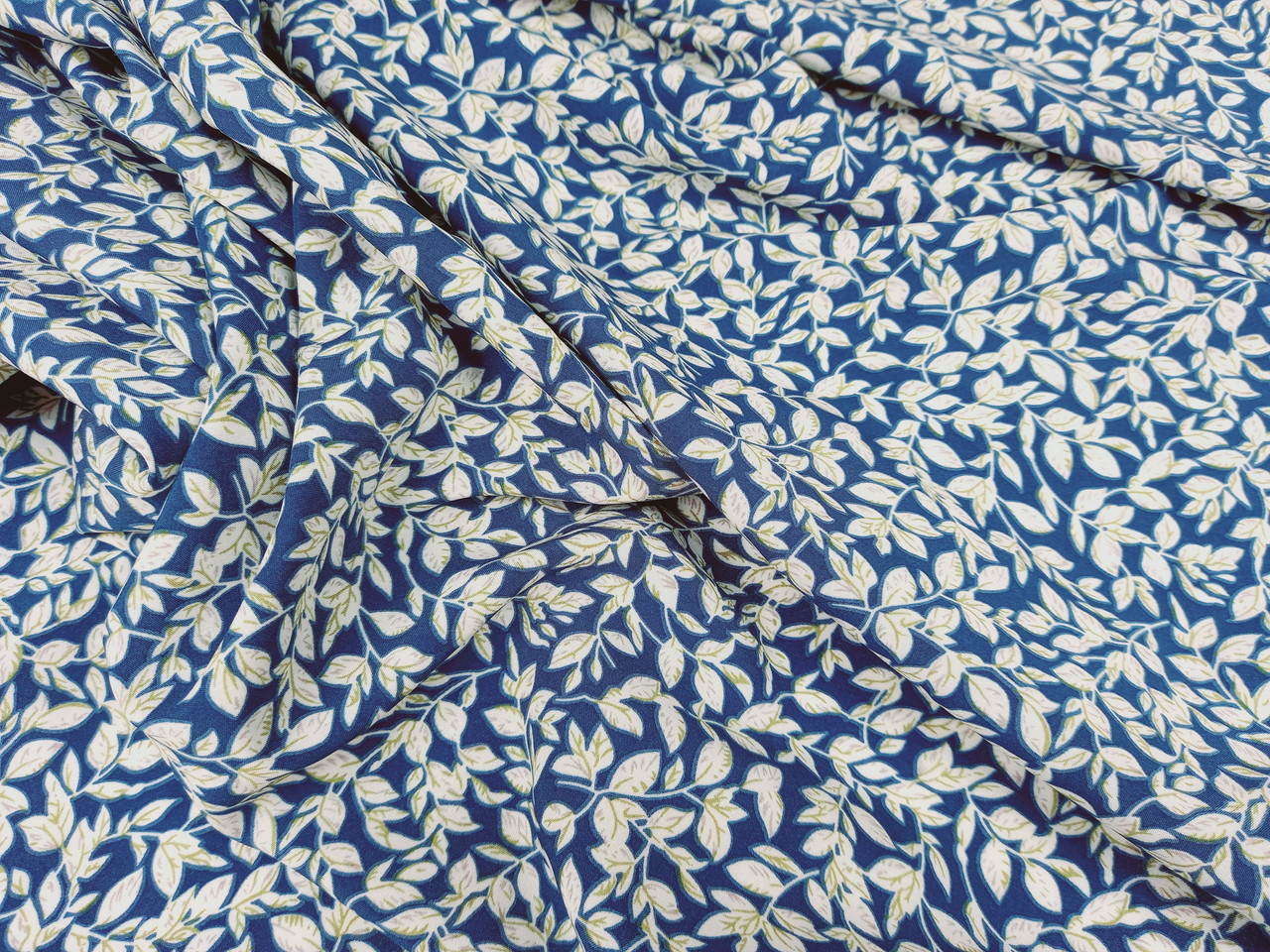 Тканина супер софт, дрібні листочки на синьому фоні №156
