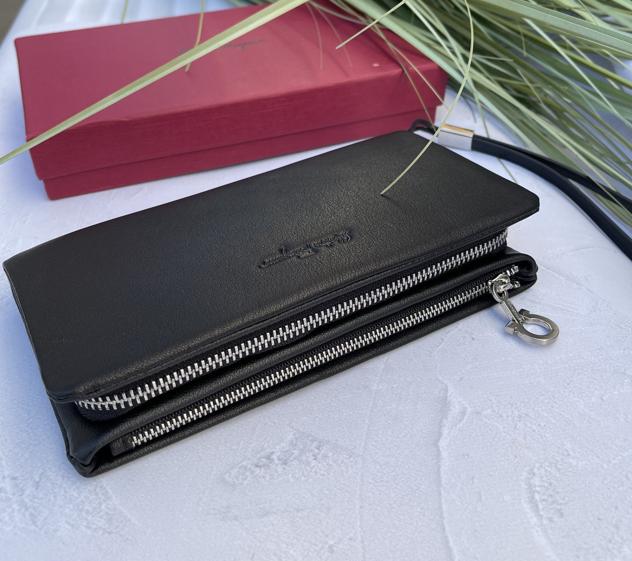 Чоловічий шкіряний гаманець на блискавці з ручкою Ферагамо