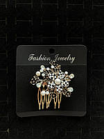 Гребінець золотистий для волосся з білими перлинами з білими стразами квіточок розмір 6х5 см