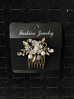 Гребінець золотистий для волосся з перлами та білими кристалами метелик із пелюстками розмір 6х4 см