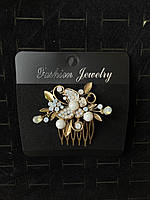 Гребінець золотистий для волосся з перлами та білими кристалами метелик із пелюстками розмір 6х4 см