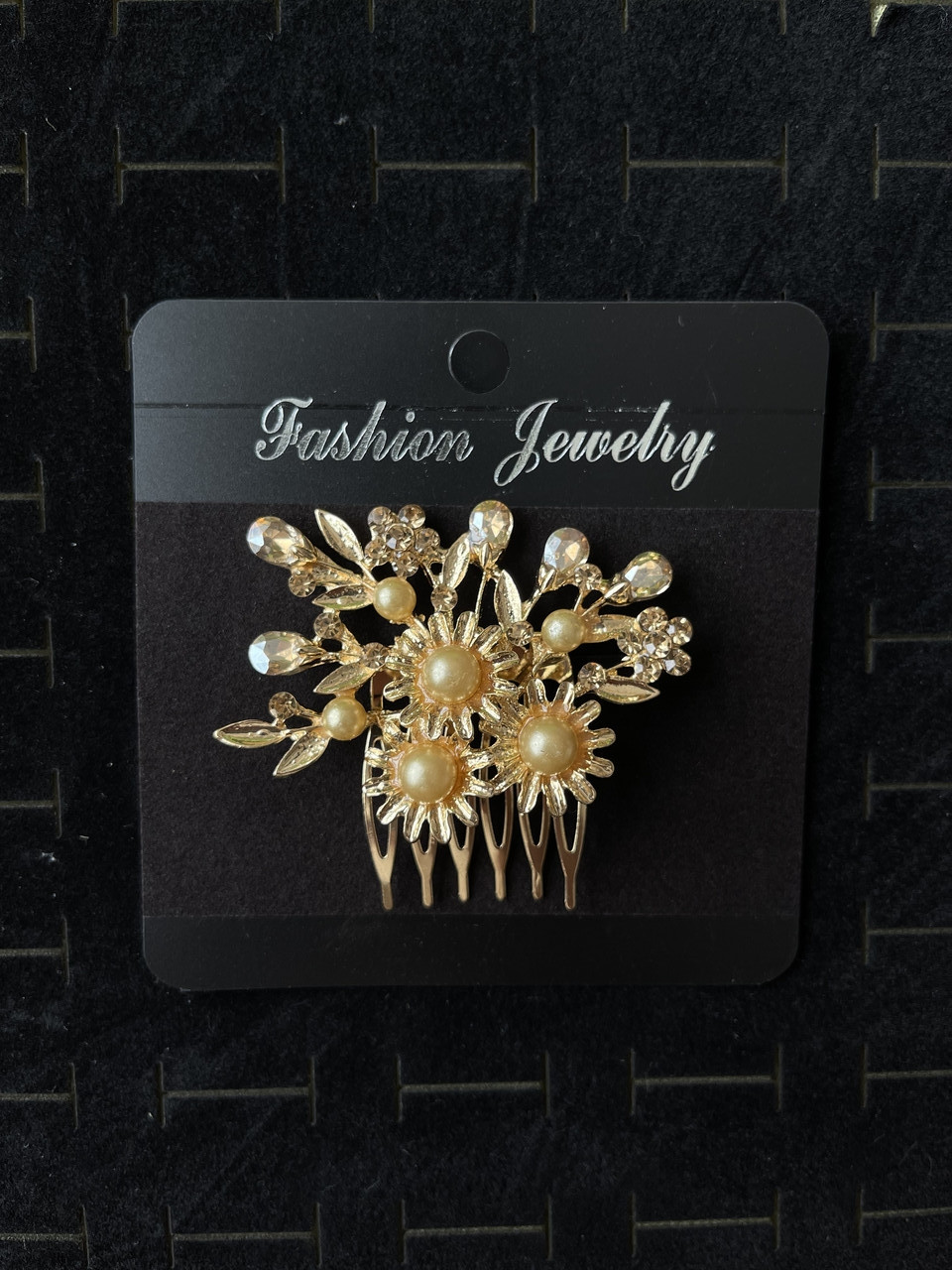 Гребінець золотистий для волосся з золотистими намистинами та кристалами квіточки з пелюстками розмір 7х5 см - фото 1 - id-p1581091998