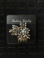 Гребінець золотистий для волосся з білими кристалами квіточок, що переливаються, з пелюстками розмір 7х6 см