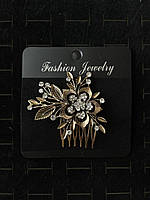 Гребінець золотистий для волосся з білими кристалами квіточок із пелюстками розмір 7х6 см