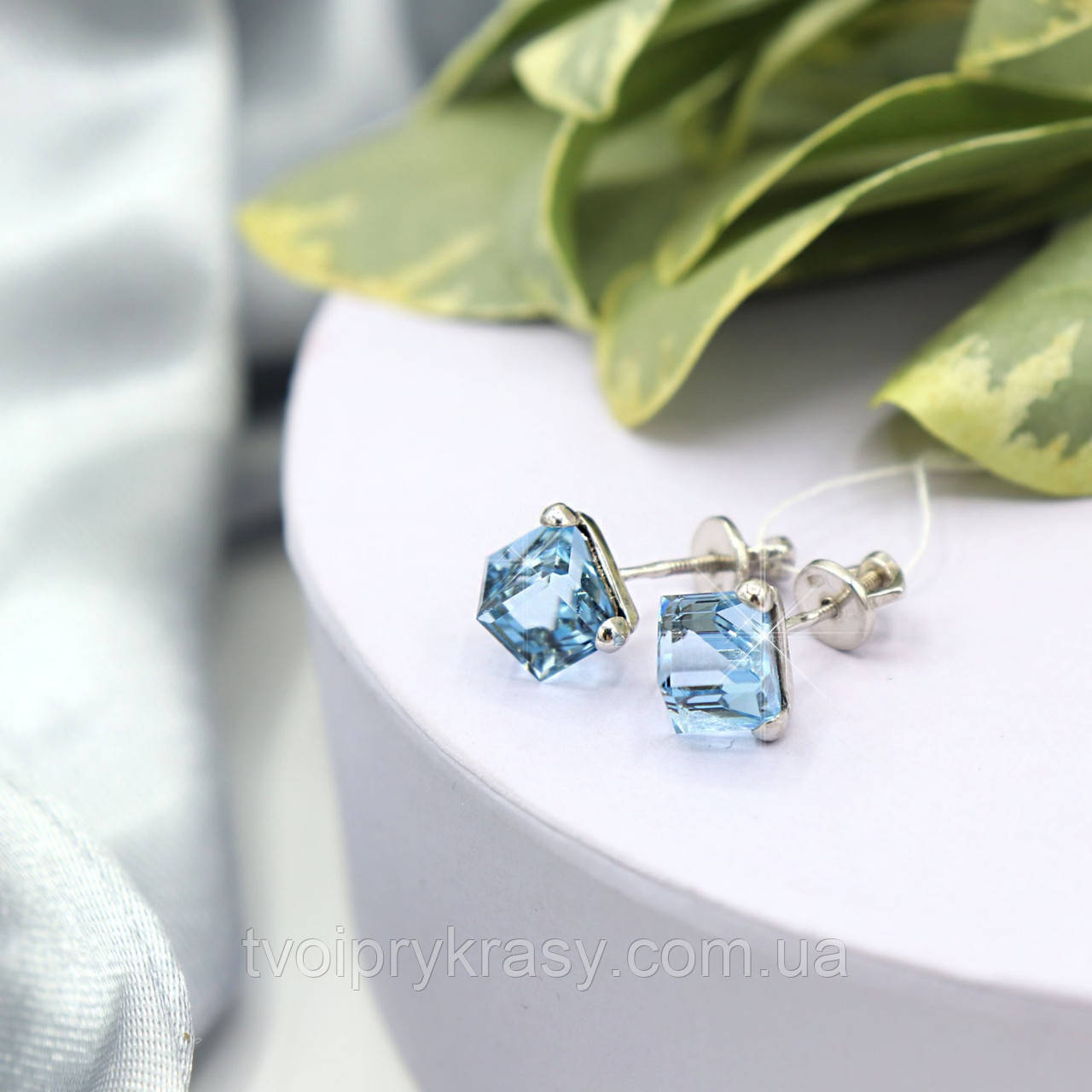 Срібні сережки на гвинтовій застібці з кришталем Swarovski "Кубік"