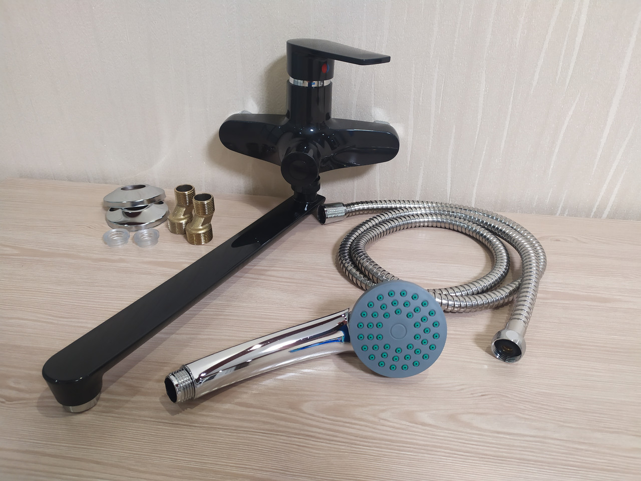 Змішувач для ванни та душу чорного кольору з термопластику з довгим виливом SW з лійкою та шлангом