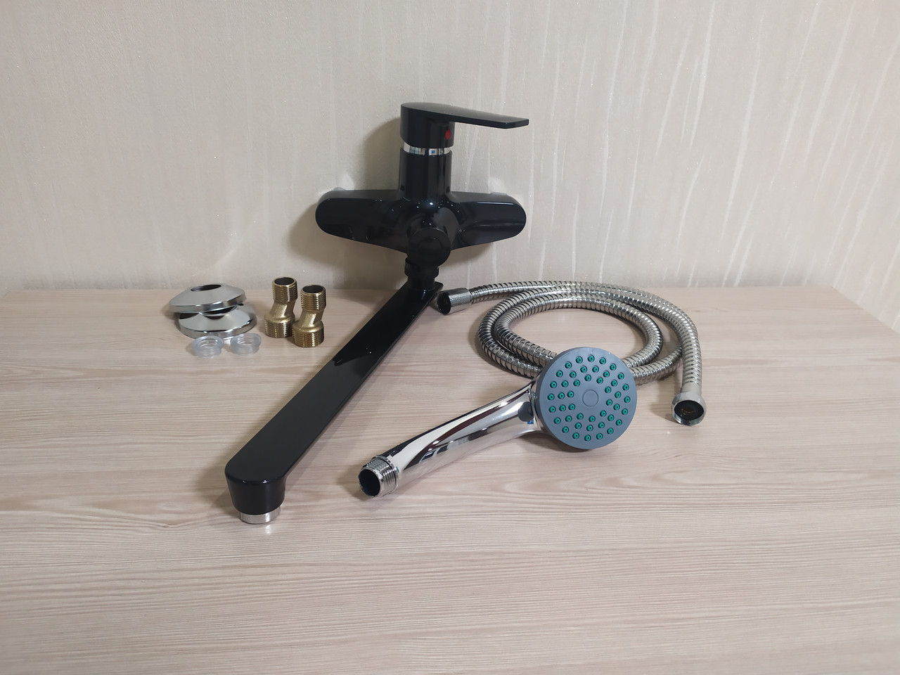 Пластиковий змішувач для ванни чорний у комплекті з довгим виливом (гусаком) SW з лійкою та шлангом, фото 1