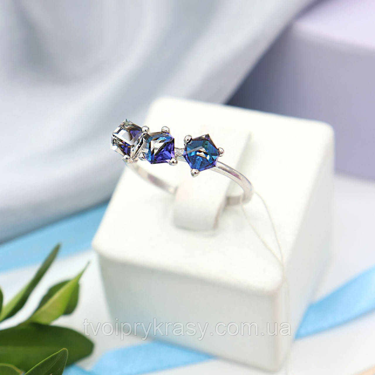 Срібна каблучка з кришталем Swarovski "3 кубики"
