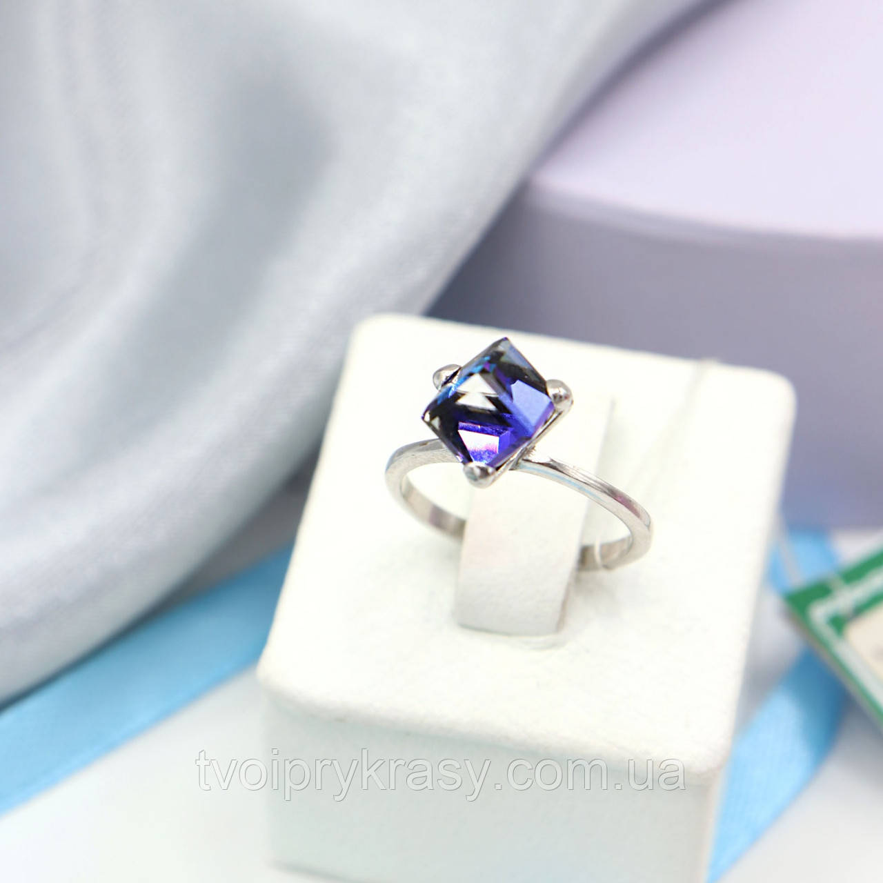 Срібна каблучка з кришталем синього кольору Swarovski "Кубик"