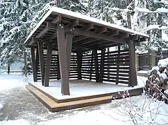 Дерев'яна альтанка для дачі