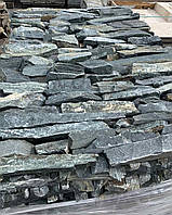 Торец из камня «Изумруд» болгарского сланца / плитка для фасада и цоколя чорно-зеленого цвета