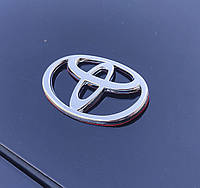 Значек Тойота в решетку радиатора и на багажник, Эмблема, логотип TOYOTA 76*46 мм.