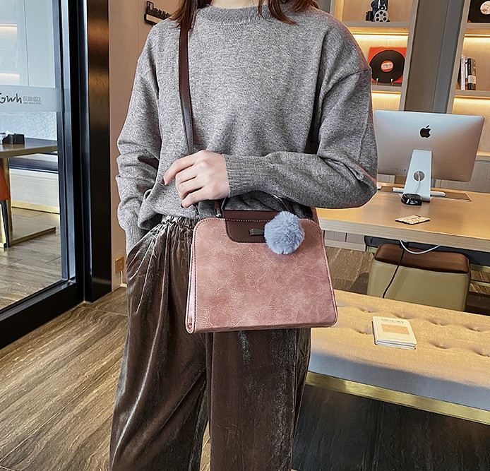 Жіноча мінісумка з хутряним брелоком — стильний і практичний аксесуар, фото 1