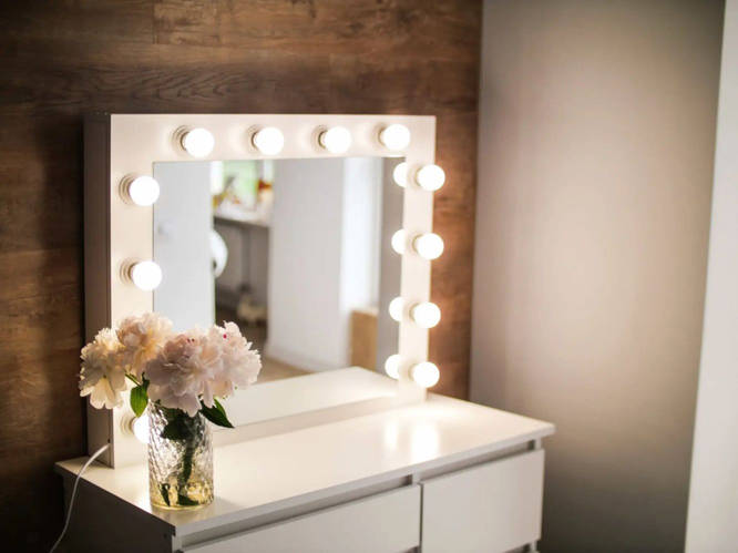 Купить Туалетный столик и зеркало с подсветкой и розеткой USB для ...