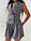 Стильний жіночий костюм у дрібну клітку двобортний жилет з відкладним коміром і шорти-спідниця, фото 4