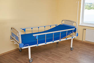 Ліжко медичне функціональне АТОН КФ-2-МП-БП-ОП-Ш-К125 з пластиковими бильця, огорожами, штативом і