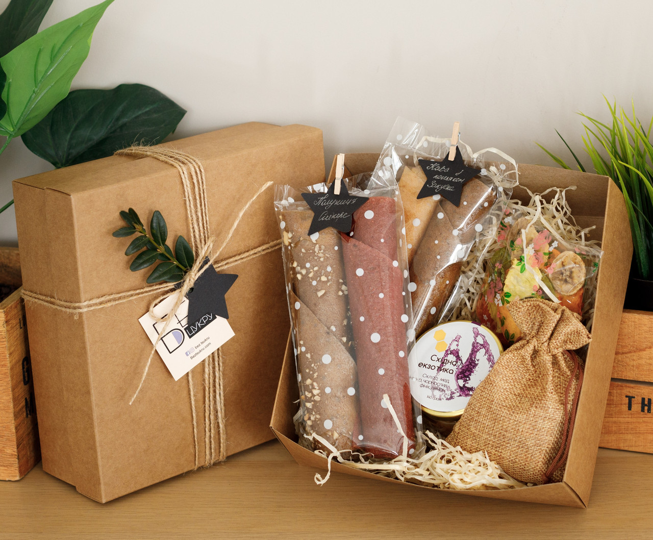 Подарунковий набір з нестандартними смаками пастили "EXCLUSIVE BOX". Пастила, фруктові чипси, горіхи, крем-мед