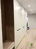 Шафа у вітальню з білими фасадами та чорними ручками на замовлення