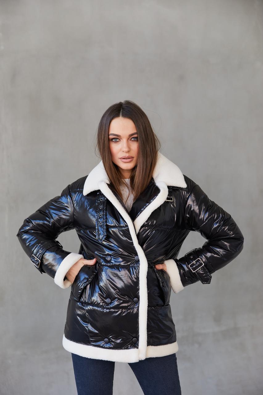 Стьогана весняна куртка з англійським коміром із еко-хутра чорна, фото 1