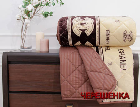 Євро флісове стьобане покривало бежевого кольору 200х215 смс брендовим принтом шанель, фото 1