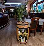 Дерев'яна бочкоподібна шафа — мінібар із підсвіткою, фото 4