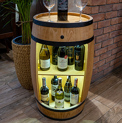 Дерев'яна бочкоподібна шафа — мінібар із підсвіткою