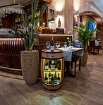 Дерев'яна бочкоподібна шафа — мінібар із підсвіткою, фото 3