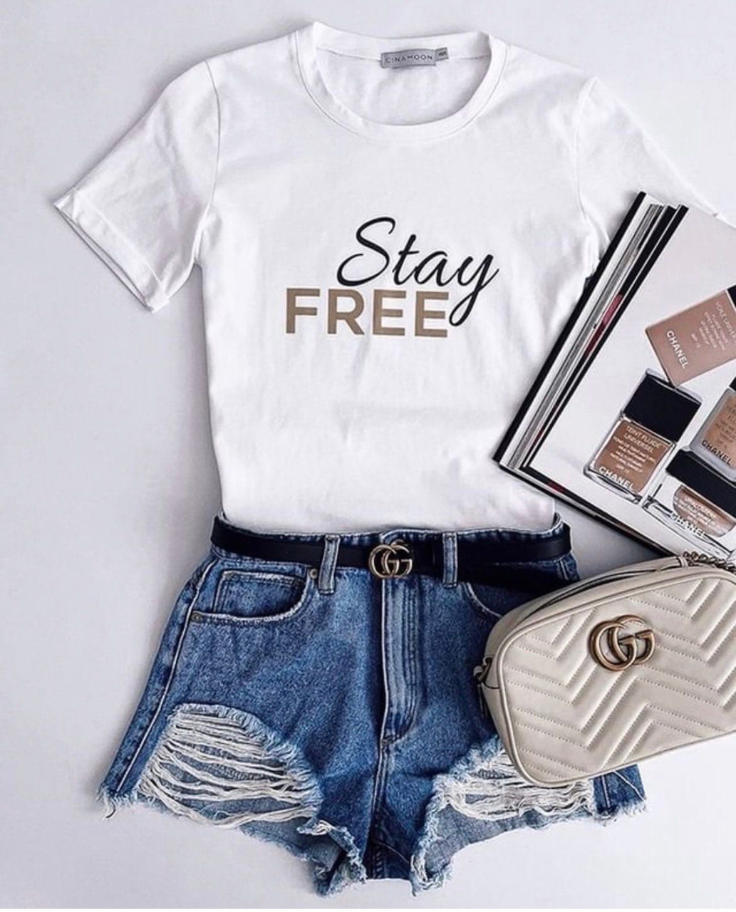 Белая классическая женская футболка облегчающего силуэта «Stay free»# 181
