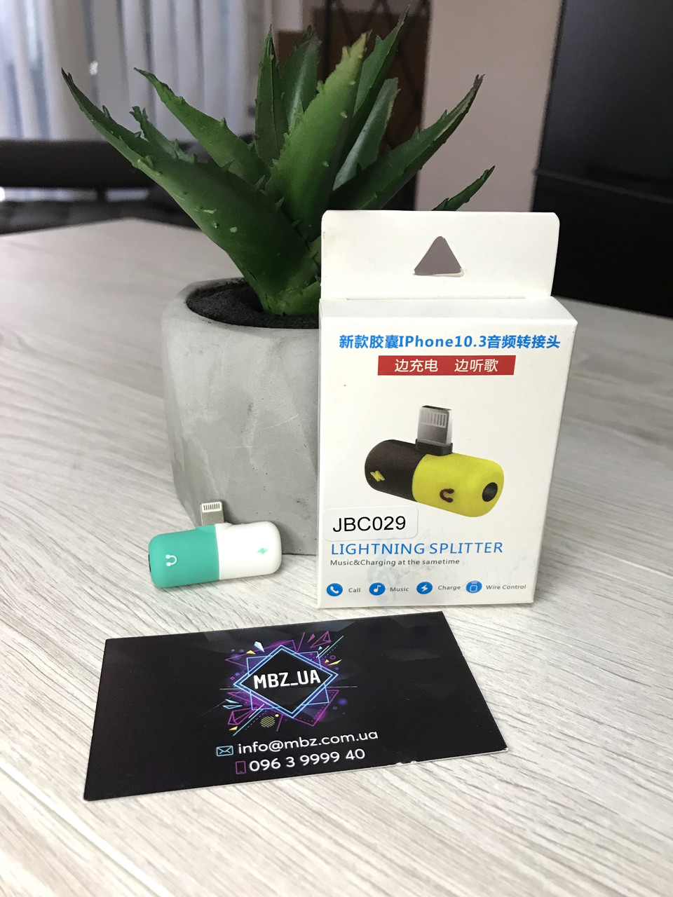 Перехідник розгалужувач 2в1 JBC029 для під'єднання зарядки та навушників IPhone 3,5 мм- Lightning