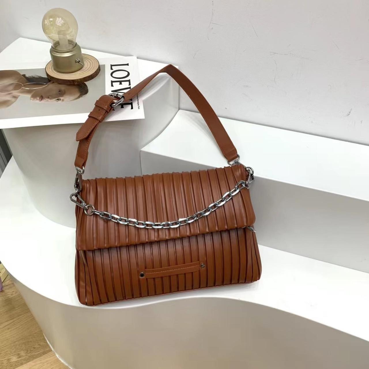 Жіноча сумка з ланцюжком через плече Goodyfun 8789 коричнева