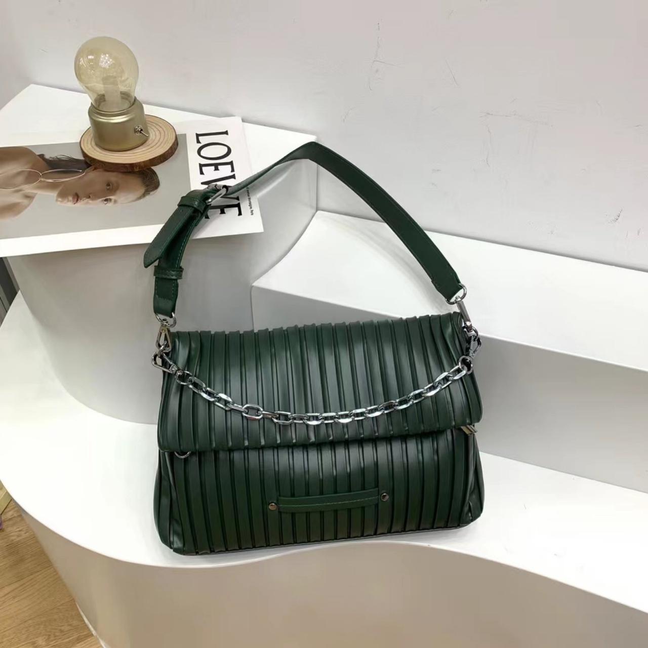 Жіноча сумка з ланцюжком через плече Goodyfun 8789 зелена